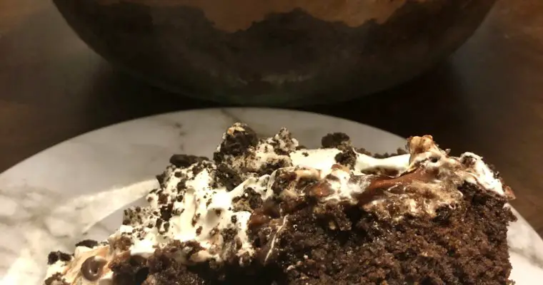Easy Chocolate Dirt Cake (Mud Bucket)
